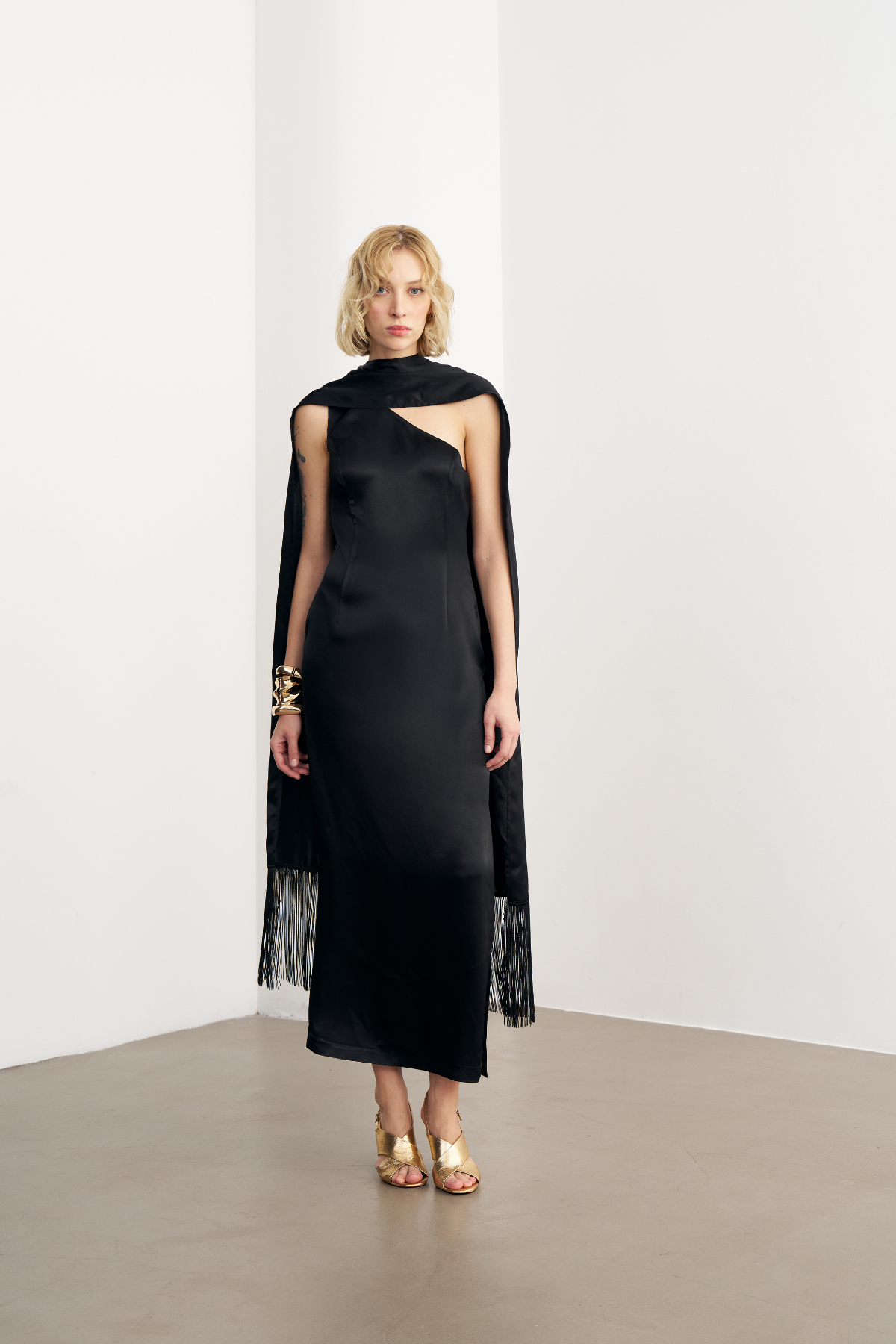 4801 Tek Kol Yırtmaç Detaylı Şallı Elbise