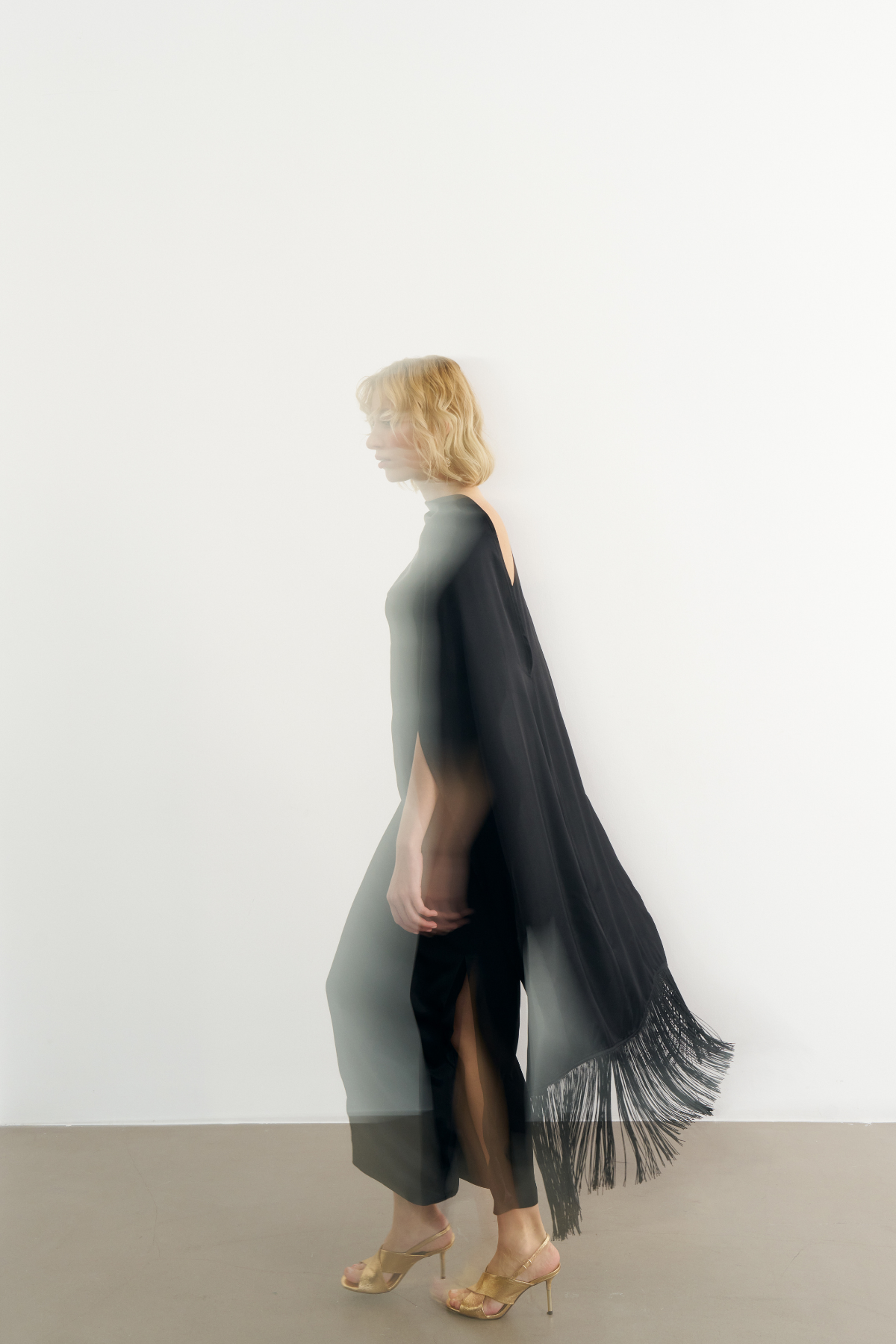 4801 Tek Kol Yırtmaç Detaylı Şallı Elbise