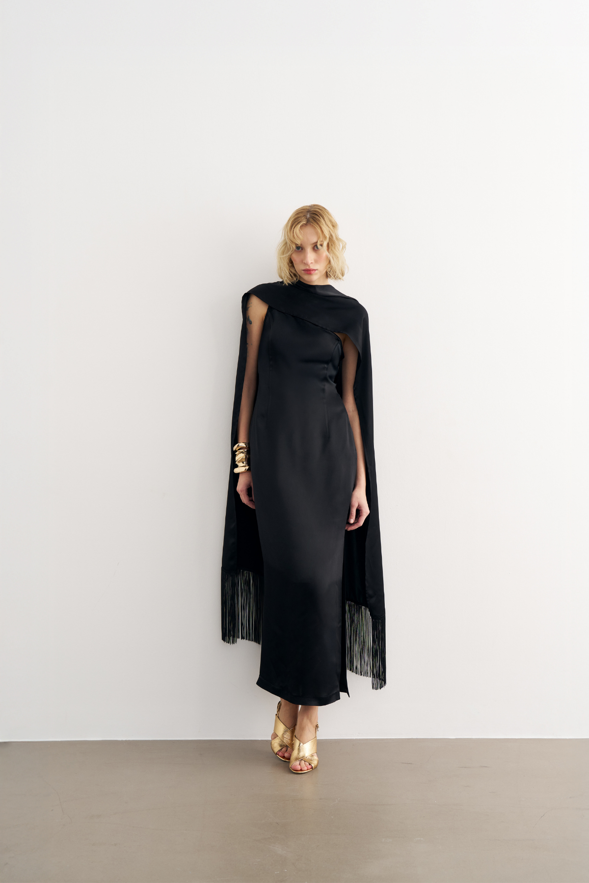 4801 Tek Kol Yırtmaç Detaylı Şallı Elbise