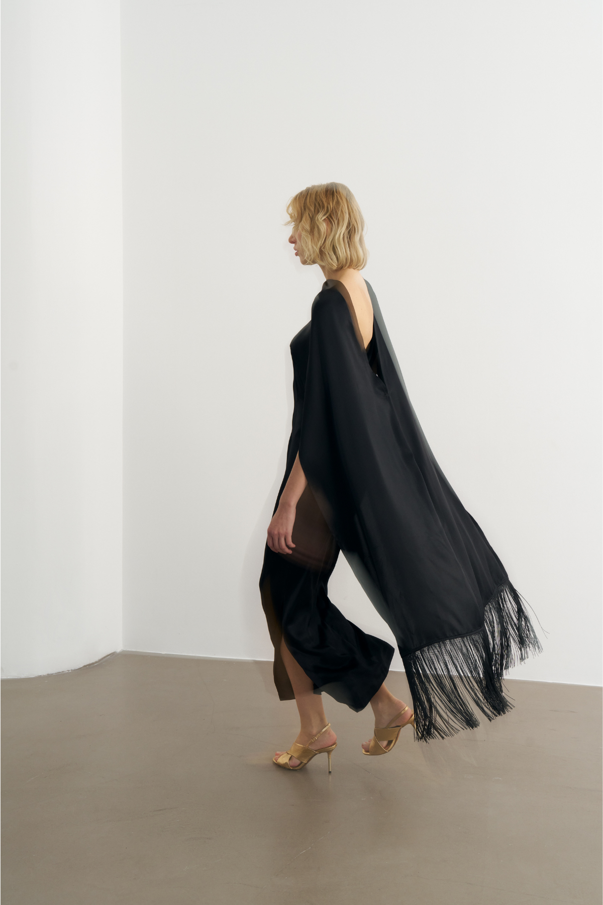 4801 Tek Kol Yırtmaç Detaylı Şallı Elbise