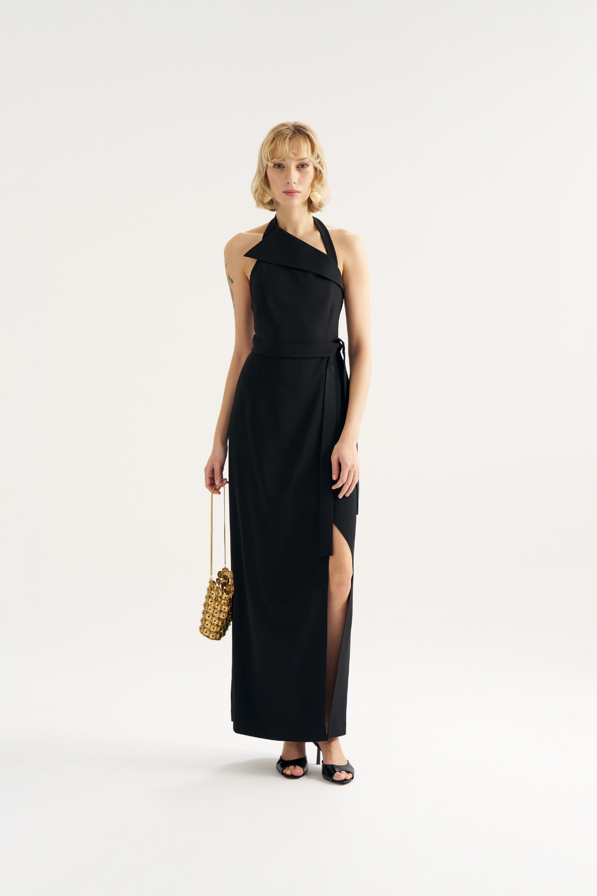 4806 Asimetrik Yaka Kuşak Detaylı Yırtmaçlı Elbise