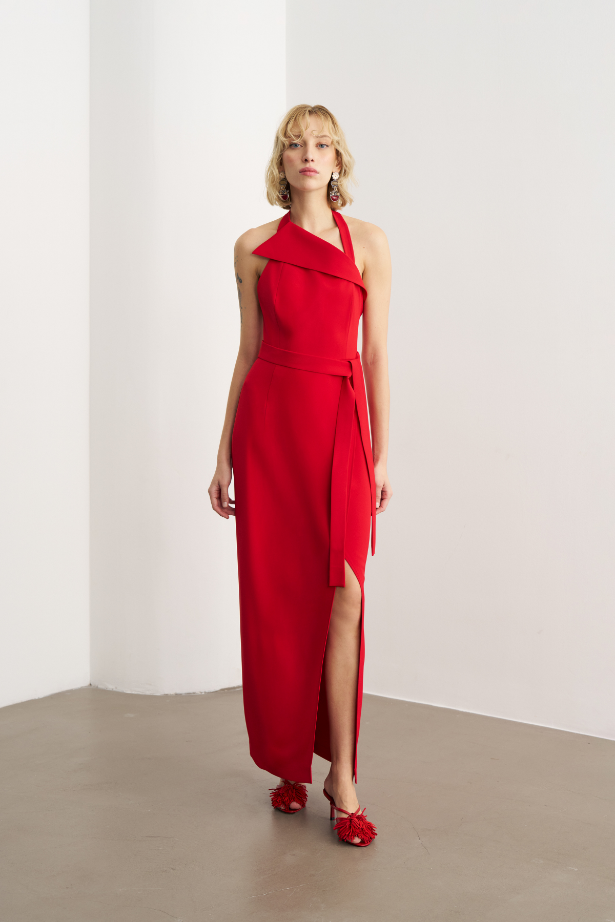 4806 Asimetrik Yaka Kuşak Detaylı Yırtmaçlı Elbise