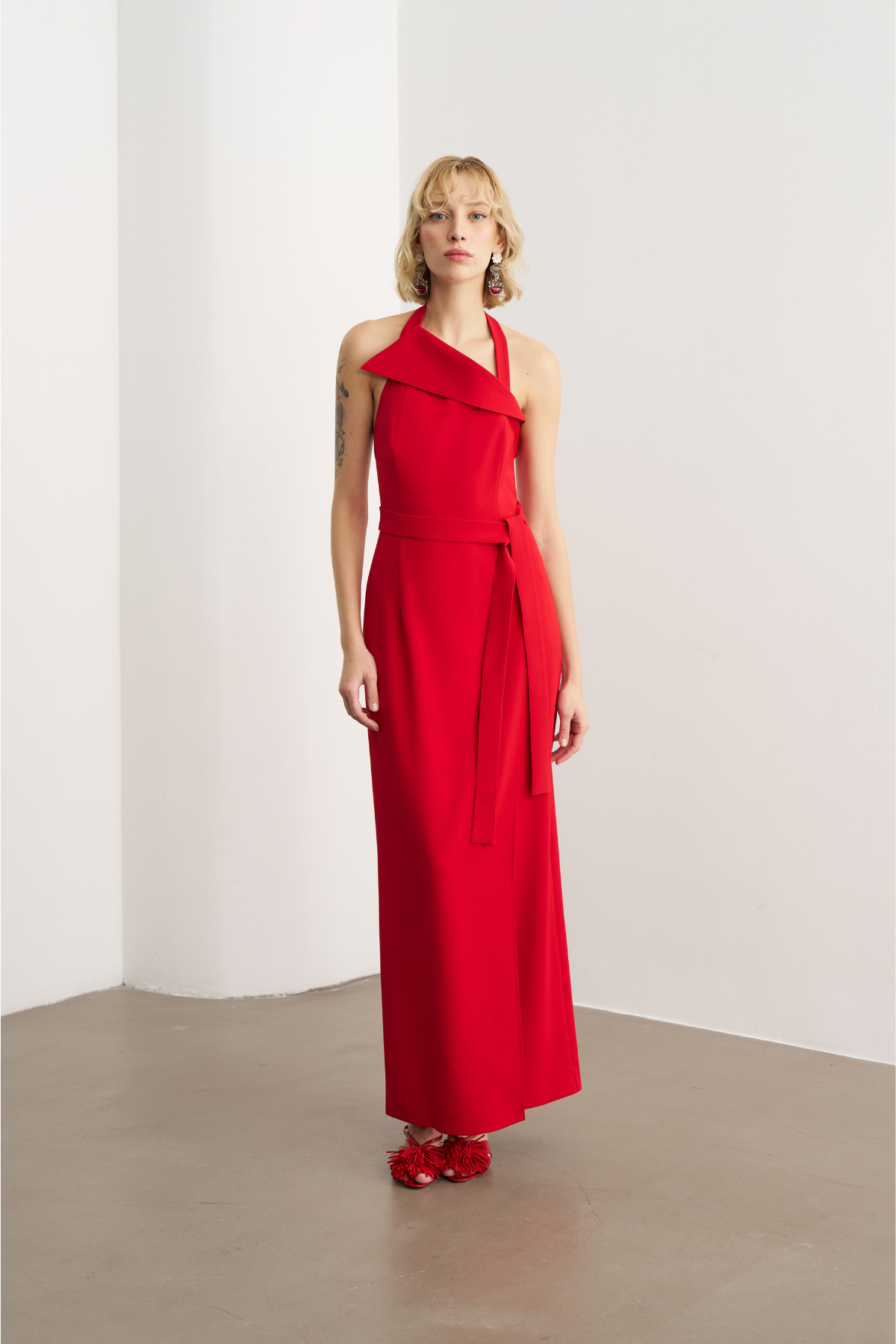 4806 Asimetrik Yaka Kuşak Detaylı Yırtmaçlı Elbise