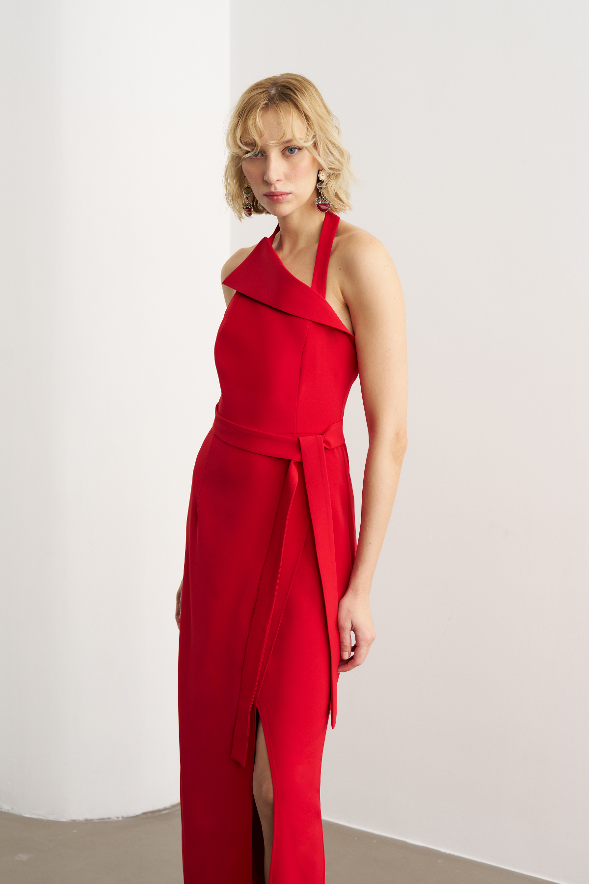 4806 Asimetrik Yaka Kuşak Detaylı Yırtmaçlı Elbise