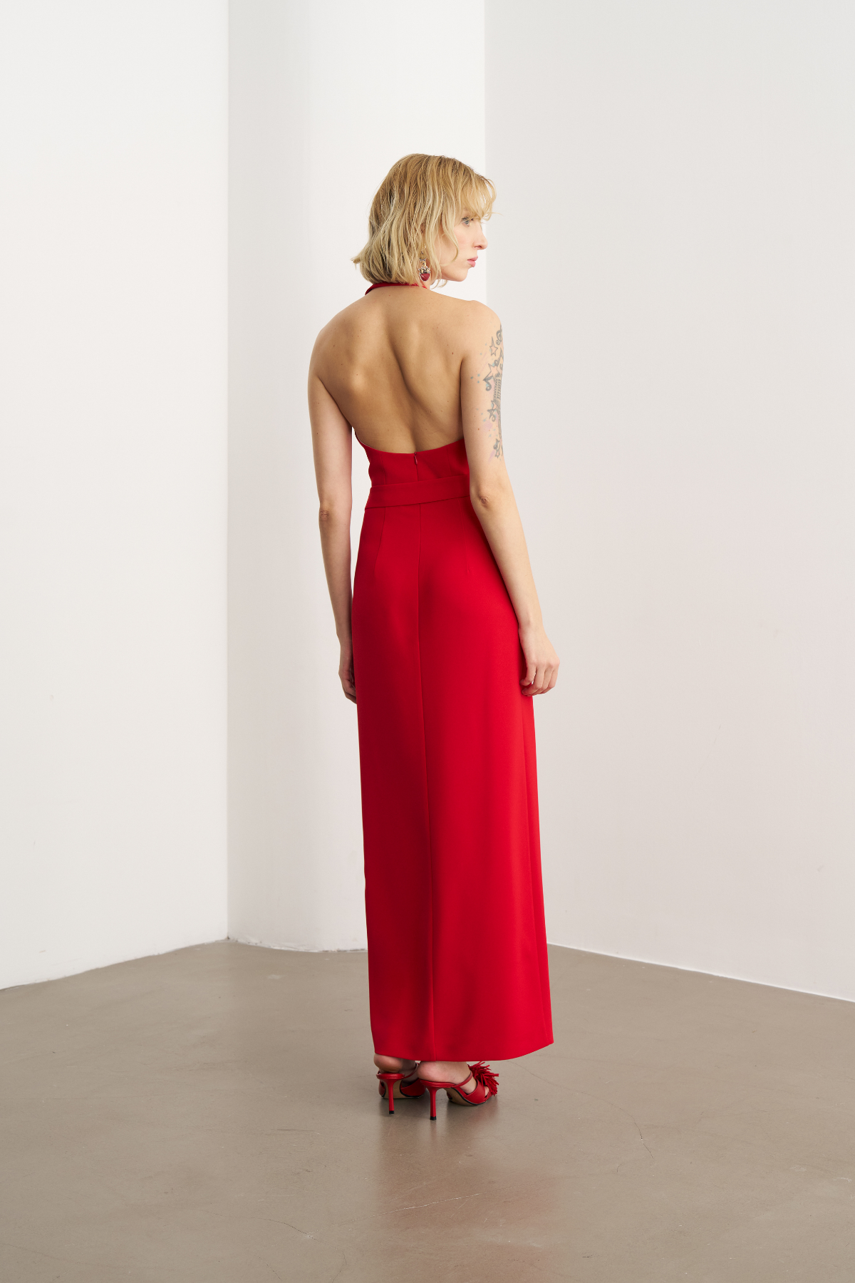 4806 Asimetrik Yaka Kuşak Detaylı Yırtmaçlı Elbise