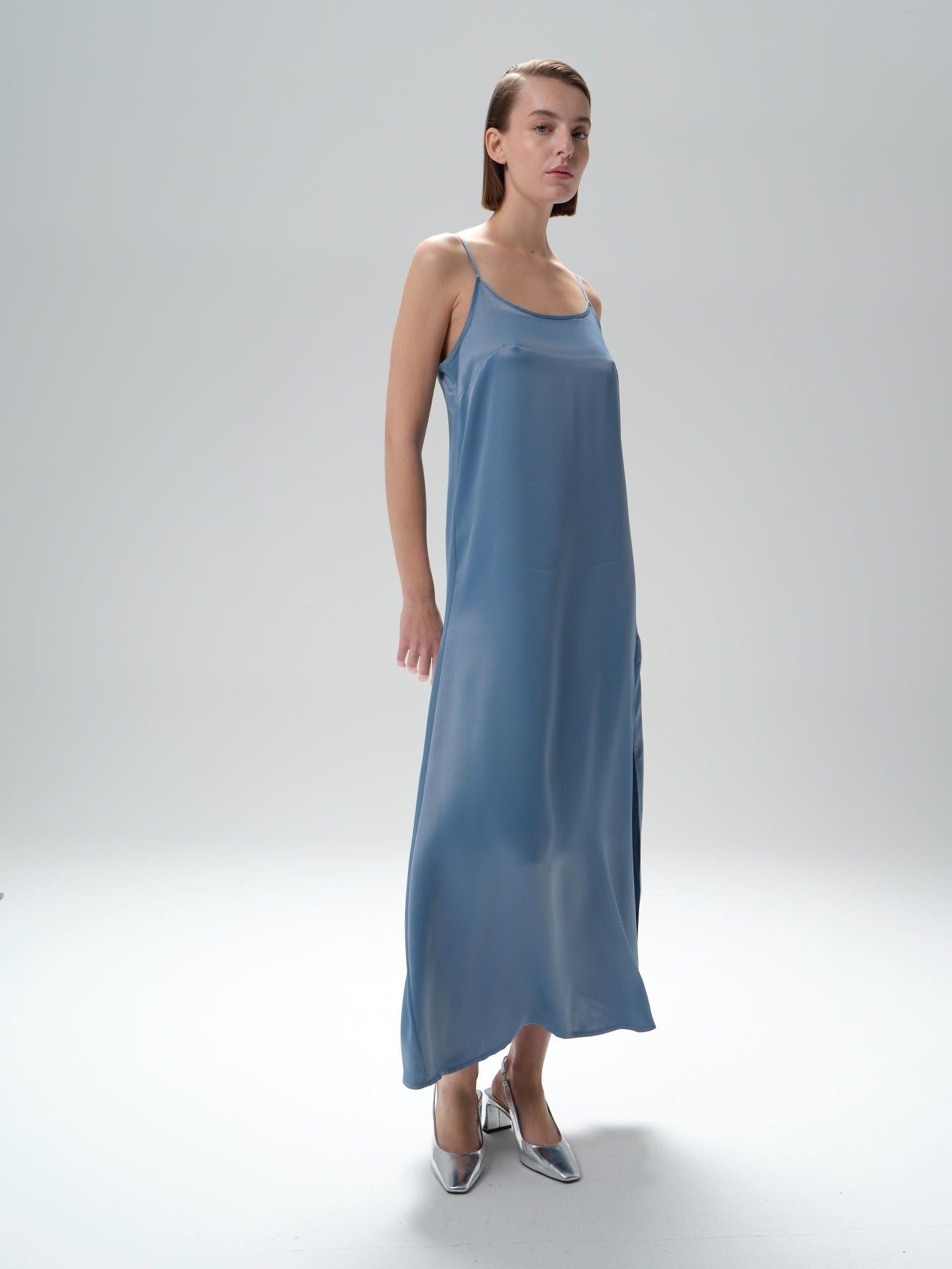 Geniş Yaka Yırtmaç Detaylı Midi Elbise