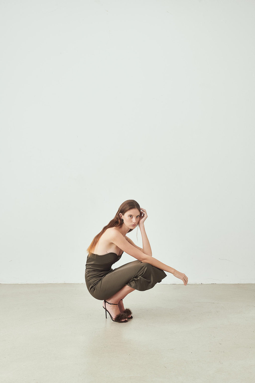 Straplez Yırtmaç Detaylı Midi Elbise