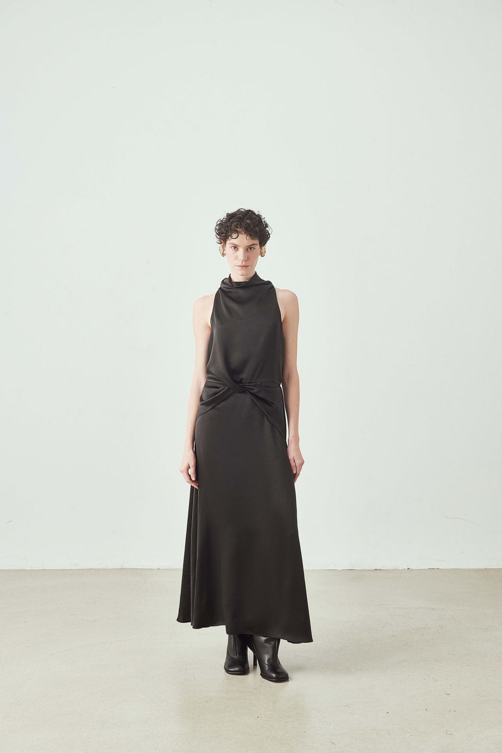 Şal Yaka Kolsuz Drape Detaylı Midi Elbise