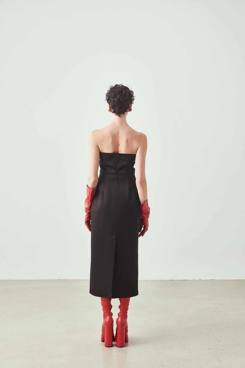 Straplez Yırtmaç Detaylı Midi Elbise